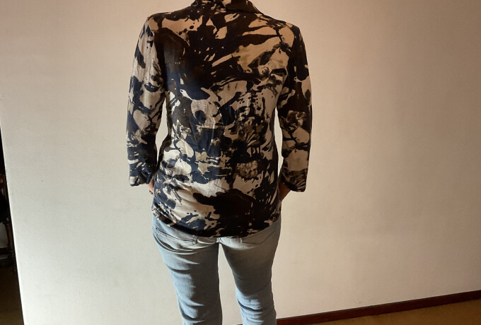 Aparte blouse met blauw, wit en bruine kleuren photo 1 